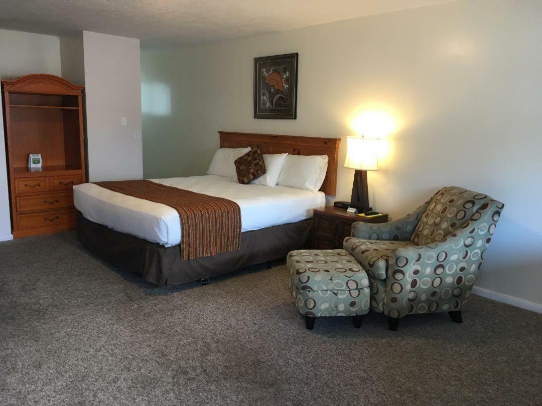 Rest Assured Inns & Suitesモントピリア エクステリア 写真